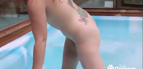  MILF With Saggy Tits Gets Naughty In The Hot Tub
